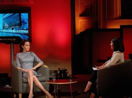 Чим займається Анджеліна Джолі сьогодні, marie claire (Джолі) Чим займається Анджеліна Джолі сьогодні, marie claire