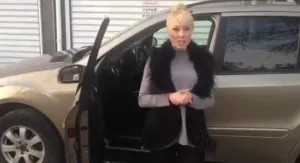 Як красиво сідати і виходити з джипа на високих підборах, влада Парфе (джипа) Як красиво сідати і виходити з джипа на високих підборах, влада Парфе