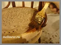 Як покрити меблі лаком