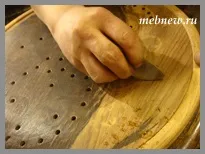 Як покрити меблі лаком