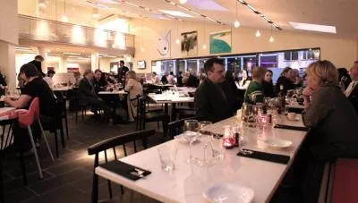 Як правильно розсаджувати гостей в ресторані, а також бронювати столики (а також бронювати столики?) Як правильно розсаджувати гостей в ресторані, а також бронювати столики