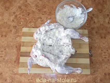 Курка в сметані в духовці, їжа на столі