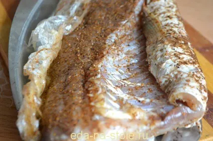Маринований короп, їжа на столі (маринований короп) Маринований короп, їжа на столі
