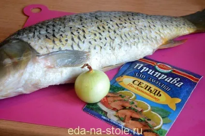 Маринований короп, їжа на столі (маринований) Маринований короп, їжа на столі