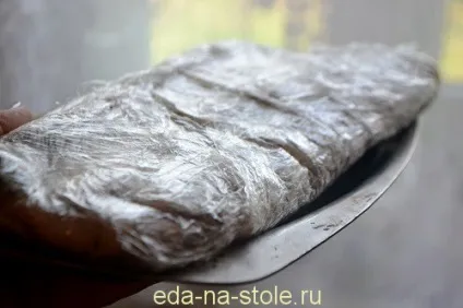 Маринований короп, їжа на столі (короп) Маринований короп, їжа на столі
