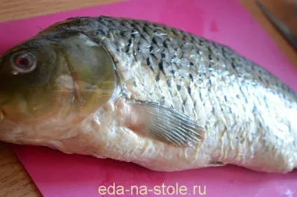 Маринований короп, їжа на столі (столі) Маринований короп, їжа на столі