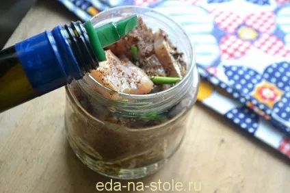 Маринований короп, їжа на столі (короп) Маринований короп, їжа на столі