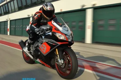 Огляд aprilia rsv4 2016
