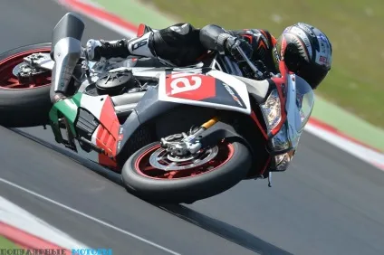 Огляд aprilia rsv4 2016