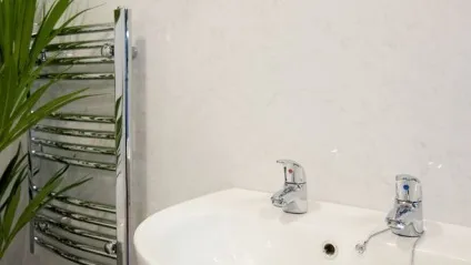 Оздоблення санвузла пластиковими панелями відео інструкція (обробка) Оздоблення санвузла пластиковими панелями відео інструкція