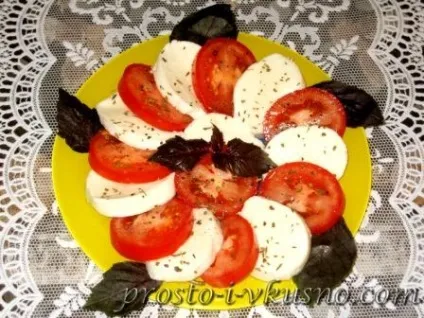 Салат капрезе з моцарелою і помідорами (моцарелою) Салат капрезе з моцарелою і помідорами