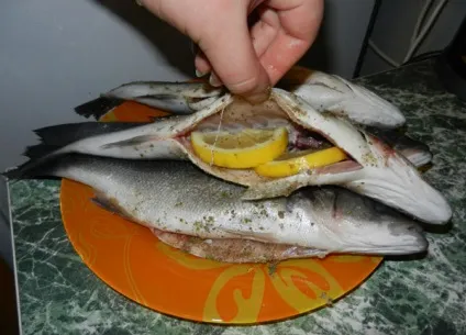 Сібас запечений в духовці з лимонами в фользі (сібас) Сібас запечений в духовці з лимонами в фользі