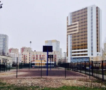 РК «будинок на шкільній» «все влаштовує, але хотілося б більше зелені» (хотілося) РК «будинок на шкільній» «все влаштовує, але хотілося б більше зелені»