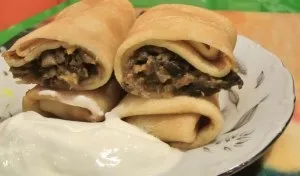 Млинці з куркою і грибами в соусі бешамель (сир) Млинці з куркою і грибами в соусі бешамель