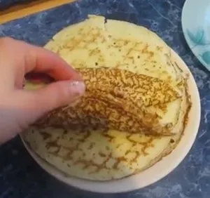 Млинці з куркою і грибами в соусі бешамель (кріп) Млинці з куркою і грибами в соусі бешамель
