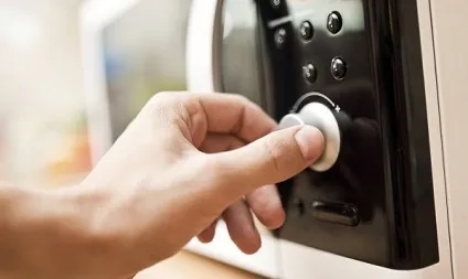 Що не можна ставити в мікрохвильову піч, які тарілки шкідливі для свч-печі