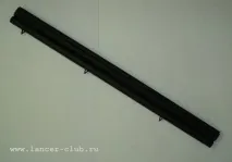 Установка гумових ущільнювачів під капотом капотом