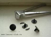 Установка гумових ущільнювачів під капотом близько
