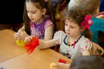Квіткова галявина з капронових стрічок (квіткову галявину з капронових стрічок) Квіткова галявина з капронових стрічок