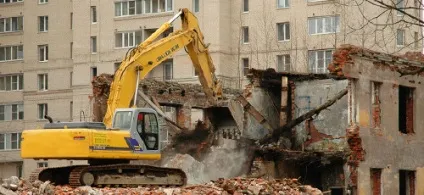 Демонтаж покрівлі з руберойду на даху будівлі (даху) Демонтаж покрівлі з руберойду на даху будівлі