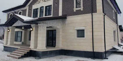 Фасад з піщанику, технології облицювання піщаником, технічні характеристики і експлуатаційні
