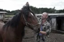 Вірний кінь витяг зубами десантника Петруху з того світу витяг