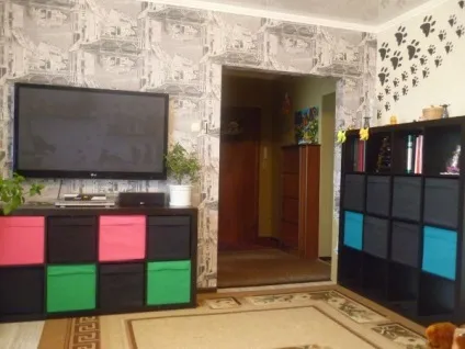 Вітальня з намальованими чорними кішками на стіні - універдом (кішок) Вітальня з намальованими чорними кішками на стіні - універдом