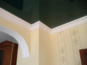 Як кріпити стельовий плінтус