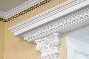 Як кріпити стельовий плінтус