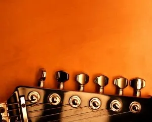 Як натягнути струни на гітару схема порядку розташування струн (поради) Як натягнути струни на гітару схема порядку розташування струн