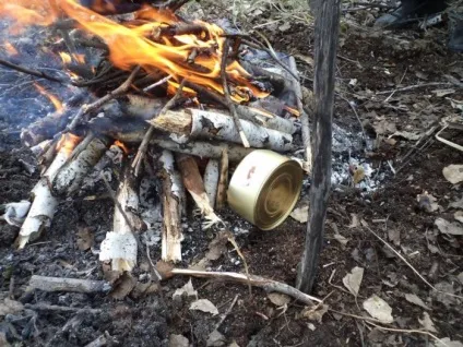 Як розігріти консерви на багатті
