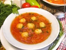 Смачний борщ з курячими фрикадельками. фрикадельками