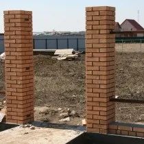 Цегляні стовпи для забору своїми руками відео, поради по кладці (забору) Цегляні стовпи для забору своїми руками відео, поради по кладці
