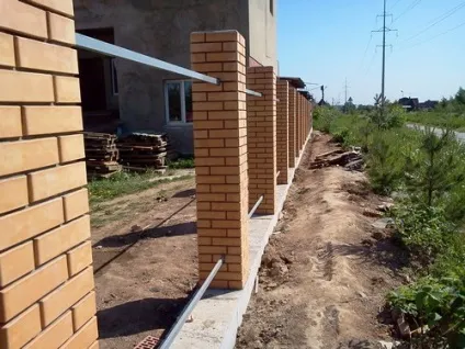 Цегляні стовпи для забору своїми руками відео, поради по кладці (своїми) Цегляні стовпи для забору своїми руками відео, поради по кладці