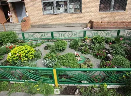 Квітник біля під'їзду своїми руками на (рослини для дворової території) Квітник біля під'їзду своїми руками на