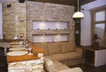 Декоративний камінь в інтер'єрі вітальні фото штучна обробка залу, дизайн з деревом,
