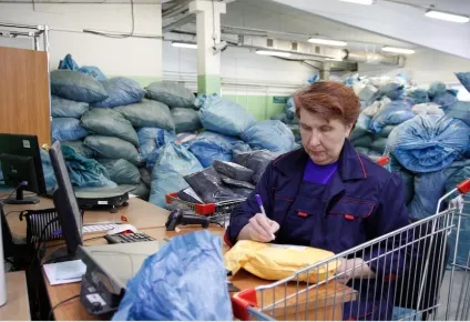 Та не розкриваємо ми посилки! І не розглядаємо ваші речі! »(Посилки) Та не розкриваємо ми посилки! І не розглядаємо ваші речі! »