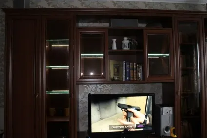 Робимо підсвічування скляних полиць в вітальні стінці за допомогою світлодіодної стрічки (скляних) Робимо підсвічування скляних полиць в вітальні стінці за допомогою світлодіодної стрічки