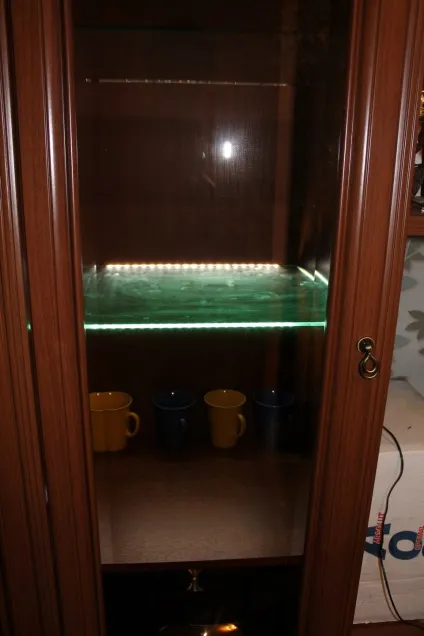 Робимо підсвічування скляних полиць в вітальні стінці за допомогою світлодіодної стрічки (вітальні) Робимо підсвічування скляних полиць в вітальні стінці за допомогою світлодіодної стрічки
