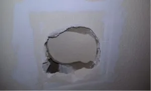 Діра в стіні як і чим краще закрити і зашпаклювати (закрити) Діра в стіні як і чим краще закрити і зашпаклювати