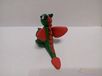 Дракон з пластиліну