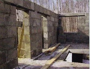 Будинок з полістиролбетонних блоків (залізобетонні пустотні плити перекриттів) Будинок з полістиролбетонних блоків