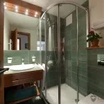 Душова кабіна в маленькій ванній кімнаті фото ідеї, облаштування, конструкція (кімнаті) Душова кабіна в маленькій ванній кімнаті фото ідеї, облаштування, конструкція