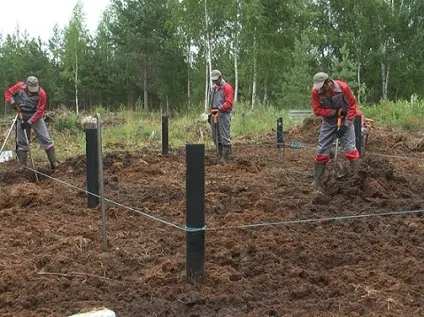 Фундамент на болотистому ґрунті види і схема монтажу плитного і пальового фундаменту