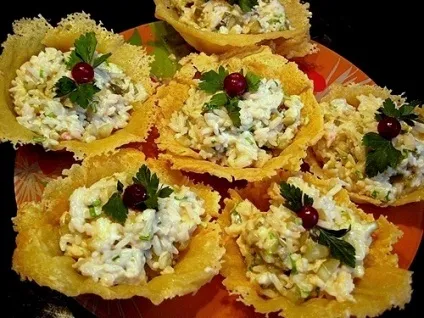 Фуршетний салат в сирній корзиночці - закуска, здатна дивувати (закуски) Фуршетний салат в сирній корзиночці - закуска, здатна дивувати