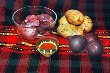 Гуляш з яловичини з картоплею і солодкою паприкою
