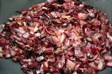 Гуляш з яловичини з картоплею і солодкою паприкою