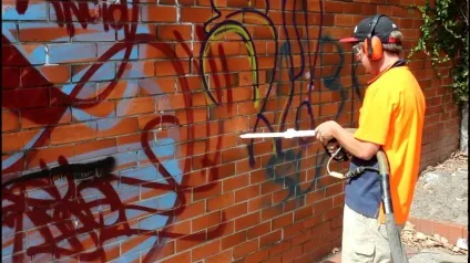 Якісне видалення графіті з фасадів і стін