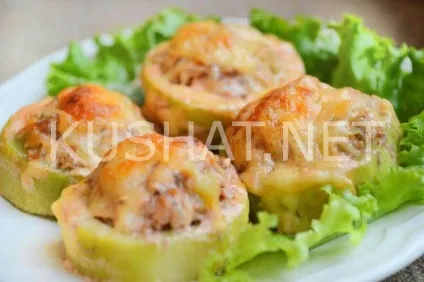 Кабачки, фаршировані фаршем в духовці