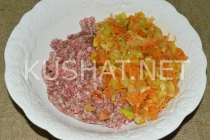 Кабачки, фаршировані фаршем в духовці